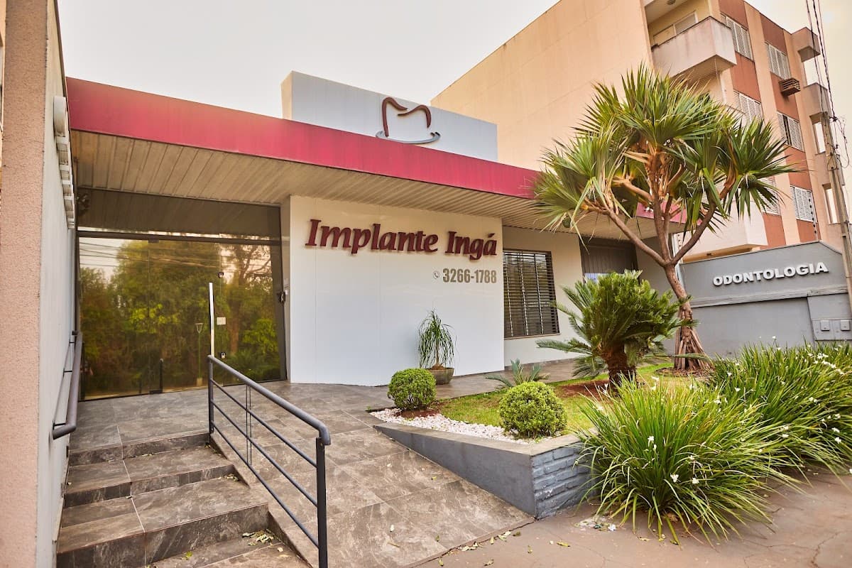 Dentista experiente com paciente