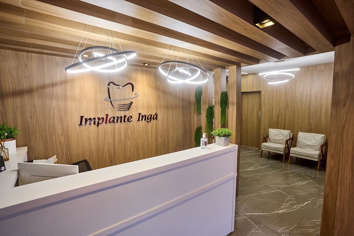 Recepção moderna e bem iluminada.