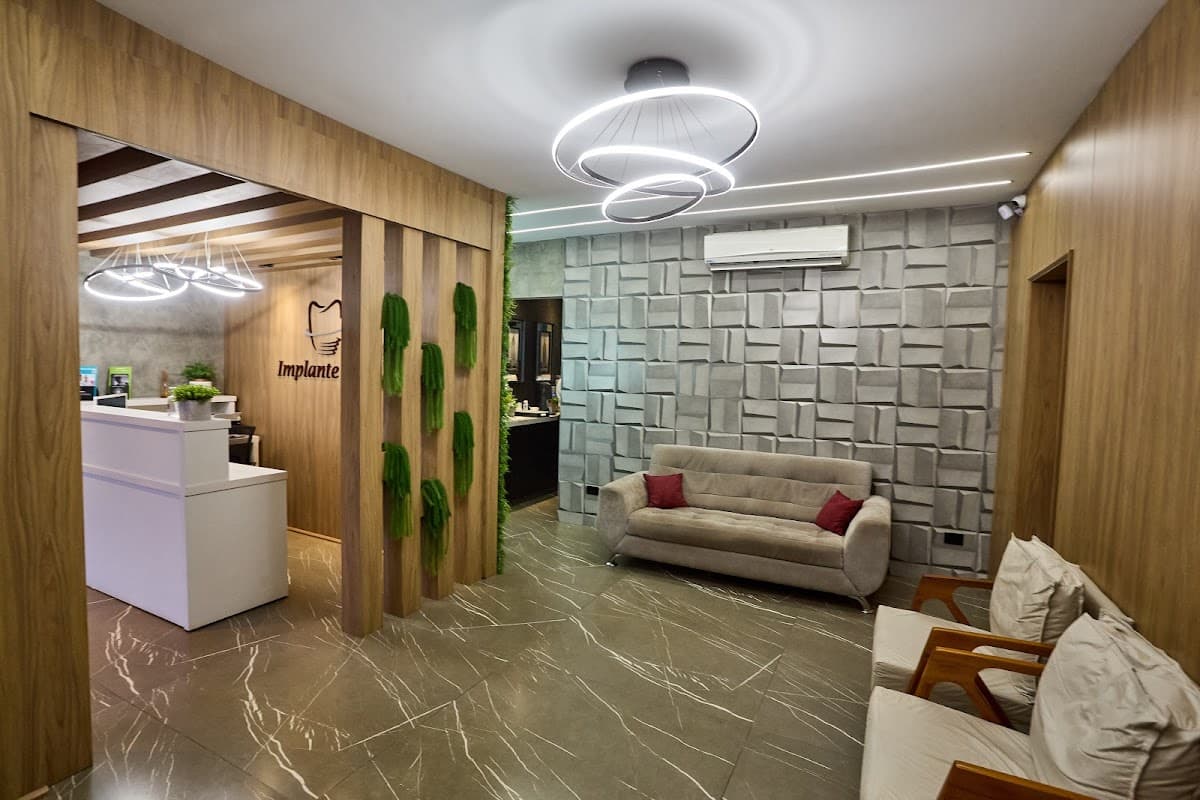 Paciente sorrindo após tratamento odontológico