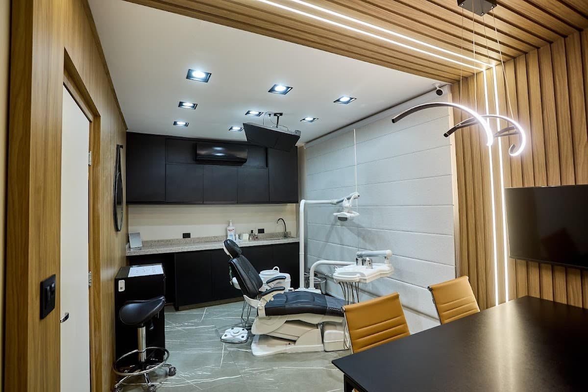 Consultório odontológico moderno e bem iluminado.