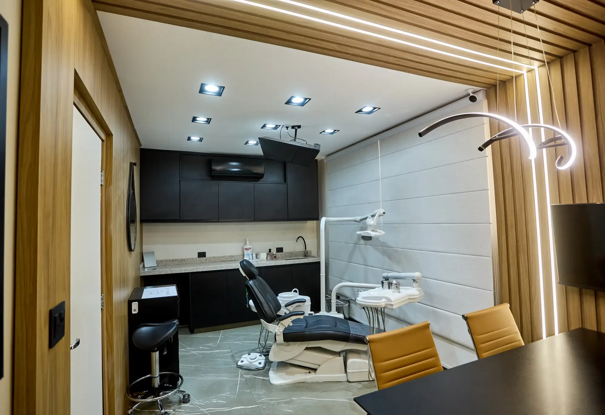 Consultório odontológico bem iluminado e moderno.