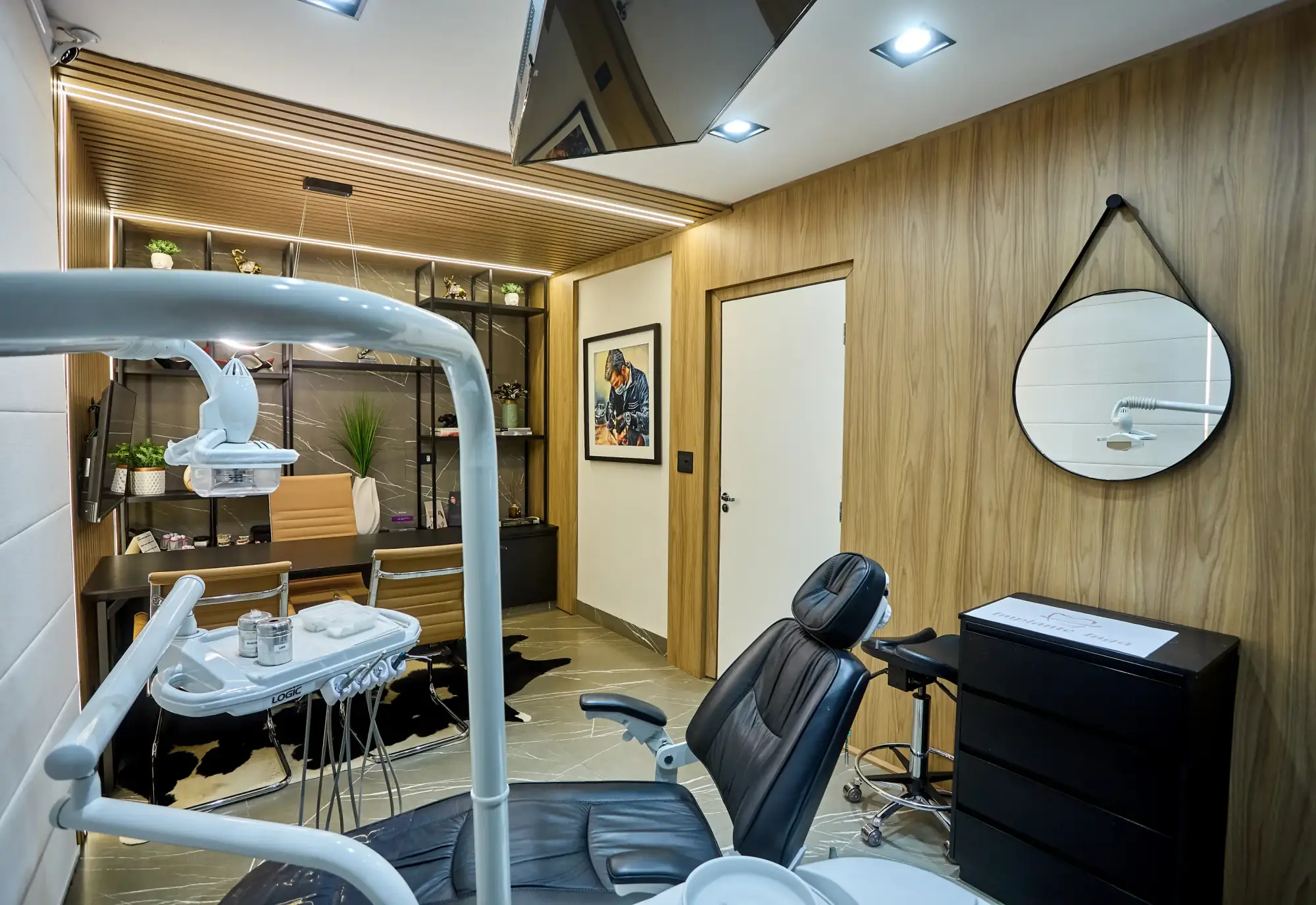 Consultório moderno e bem iluminado, com decoração e mobiliário acolhedores.