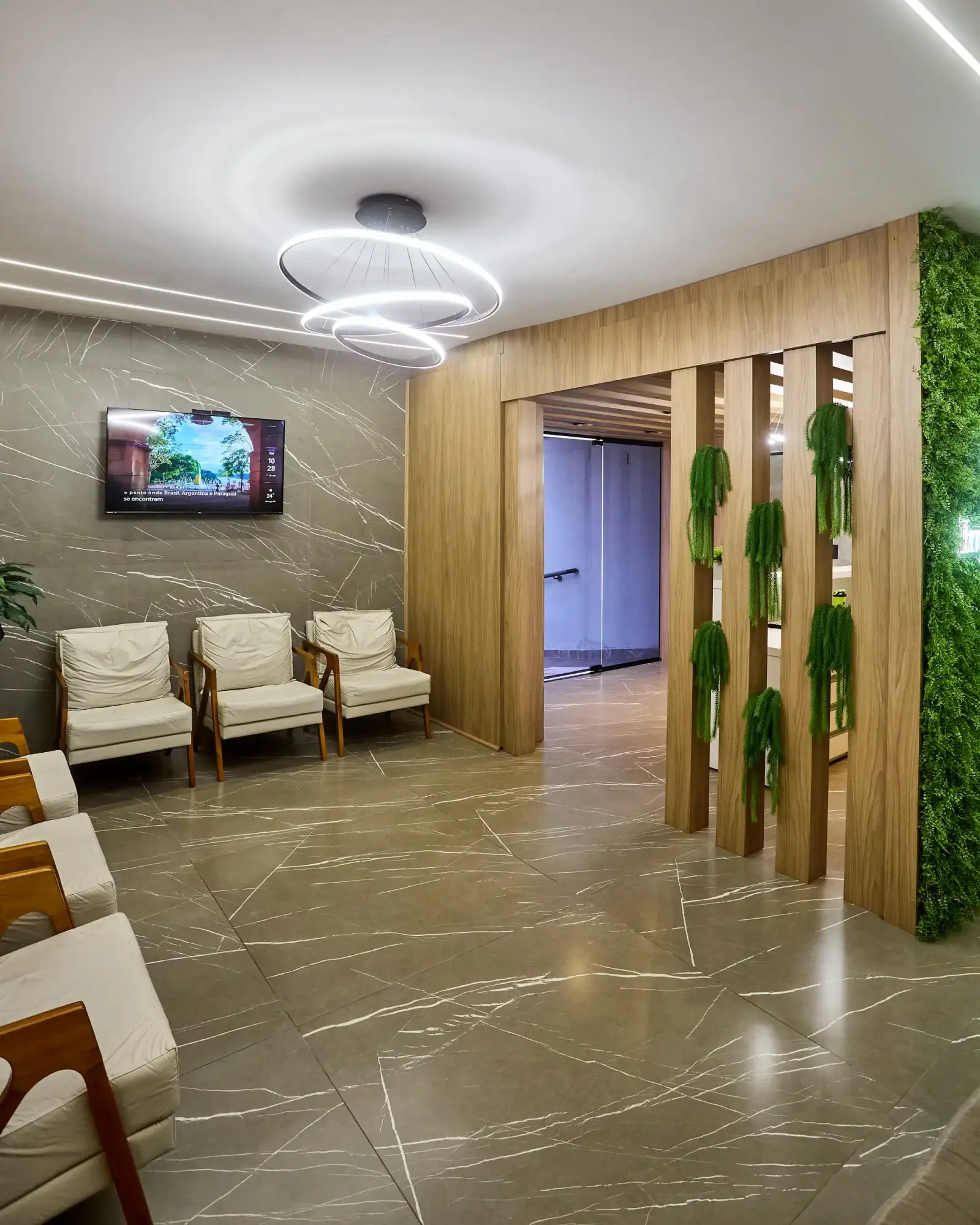 Recepção moderna e bem iluminada com decoração elegante.